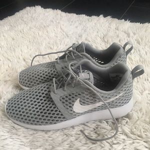 NIKE ROSHE SNEAKERS 6Y SIZE 8.5 PERFORATED GRAY